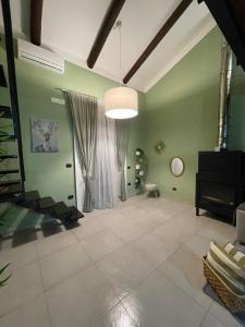 a large living room with green walls and a ceiling at La Baita In Città in Caserta