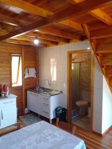 una cucina con lavandino e servizi igienici in camera di Chalé Recanto da Tiriva a Urubici