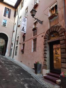 un edificio con un cartel en el costado en Relais Palazzo Taverna, en Roma