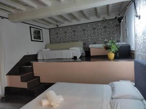 1 dormitorio con 2 camas y escalera en Relais Palazzo Taverna, en Roma