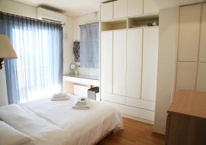 A bed or beds in a room at Penthouse -Breathtaking sea view-Just on the beach