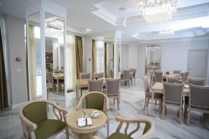 a restaurant with tables and chairs and a chandelier at Onyx in Eşelniţa