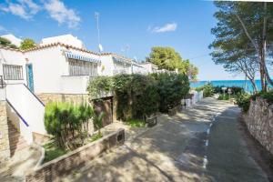 a street in a village near the ocean at Casa Rosana by MarCalma in Miami Platja