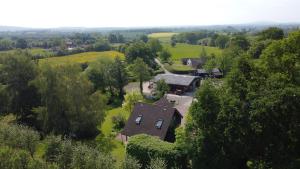 une vue aérienne sur une maison dans un champ dans l'établissement Dragon Orchard Retreat, à Ledbury