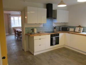 Dapur atau dapur kecil di Large 4 Bedroom House in Norfolk Perfect for Families and Groups of Friends