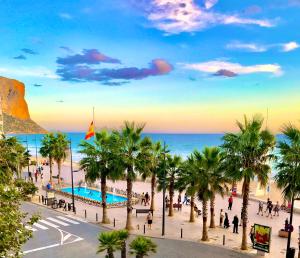 Blick auf einen Strand mit Palmen und das Meer in der Unterkunft Liberty 4 personas Calpe centro in Calpe