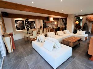 uma sala de estar com sofás brancos e uma mesa em Luxurious villa with private spa near beach em Lacanau
