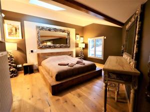 um quarto com uma cama e um espelho na parede em Luxurious villa with private spa near beach em Lacanau