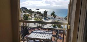 a view of the beach from a balcony with a table and chairs at CHINASOLYMAR LUXURY - Con Parking in Almuñécar