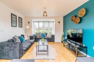 Posezení v ubytování Milton 5BR House with free parking, 3.5 Bathrooms ideal for CONTRACTORS & WEEKEND stays