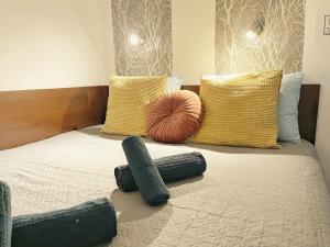 1 dormitorio con 1 cama con almohadas en Rio's Stylish Central Flats, en Budapest