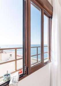 uma janela com vista para o oceano em lux&Cool Paseo Marítimo em Almeria