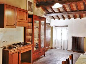 cocina con fregadero y fogones horno superior en Belvilla by OYO Mansion in Orvieto, en Orvieto