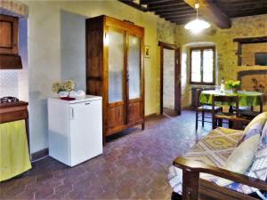 un soggiorno con frigorifero e tavolo di Belvilla by OYO Mansion in Orvieto a Orvieto