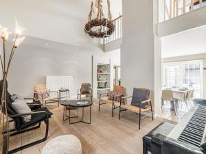 een woonkamer met stoelen en een tafel bij Convivial Holiday Home in Alken with Garden and Terrace in Alken