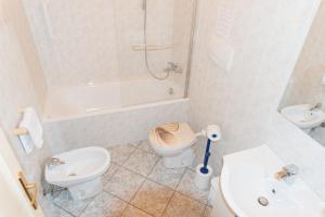 een badkamer met een toilet, een wastafel en een douche bij Al Cardinale Rooms & Studios in Lucca