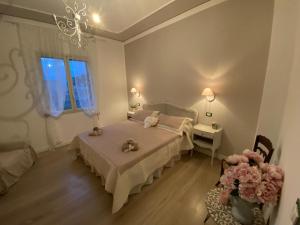 A bed or beds in a room at Tra mare e lago