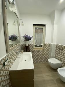 A bathroom at Tra mare e lago