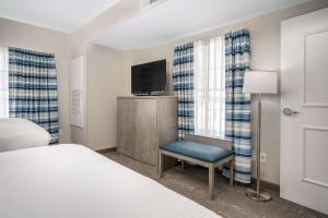 Lighthouse Suites - Best Western Signature Collection客房内的一张或多张床位