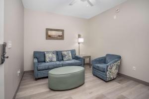 Lighthouse Suites - Best Western Signature Collection的休息区