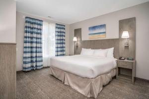 Lighthouse Suites - Best Western Signature Collection客房内的一张或多张床位