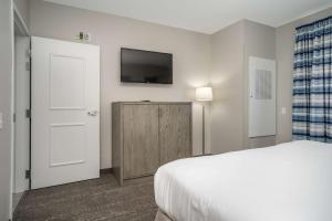 Lighthouse Suites - Best Western Signature Collection客房内的一张或多张床位