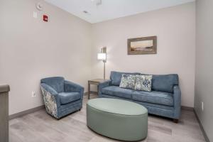 Lighthouse Suites - Best Western Signature Collection的休息区