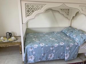 A bed or beds in a room at Alhosani property