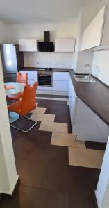 Kuchyň nebo kuchyňský kout v ubytování Holiday House Anja