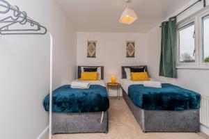 Katil atau katil-katil dalam bilik di Milton 5BR House with free parking, 3.5 Bathrooms ideal for CONTRACTORS & WEEKEND stays