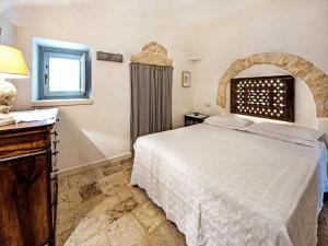 A bed or beds in a room at Trulli di Montepizzuto