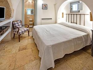 A bed or beds in a room at Trulli di Montepizzuto Még 25 kép