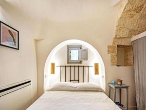 A bed or beds in a room at Trulli di Montepizzuto