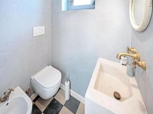 A bathroom at Trulli di Montepizzuto