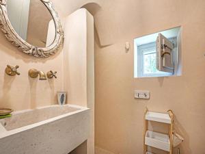 A bathroom at Trulli di Montepizzuto