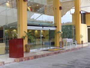 ein großes Gebäude mit Glasfenstern und einer Lobby in der Unterkunft Hípico inn Hotel in Poza Rica de Hidalgo