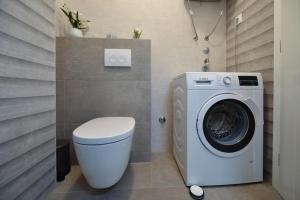 łazienka z pralką i pralką w obiekcie Apartman Bora 1 w Novalji