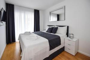 sypialnia z dużym łóżkiem i lustrem w obiekcie Apartman Bora 1 w Novalji