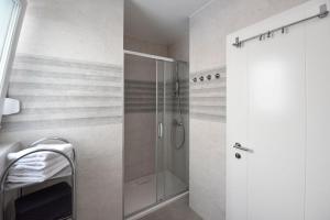 prysznic ze szklanymi drzwiami w łazience w obiekcie Apartman Bora 1 w Novalji +7 zdjęć