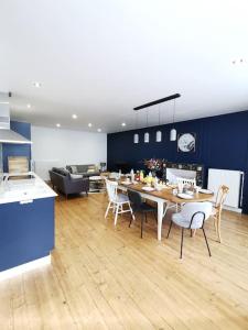 een keuken en een woonkamer met een tafel en stoelen bij Les bulles d'Ay - Terrasse in Ay