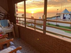 een kamer met uitzicht op de oceaan vanaf een balkon bij Apartamento La Piedra in Matalascañas