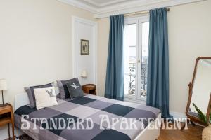 een slaapkamer met een bed met blauwe gordijnen en een raam bij Eiffel Tower view Rose, apartment #2 in Parijs
