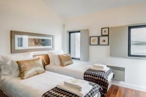 Un pat sau paturi într-o cameră la Golden Holidays Foz do Douro