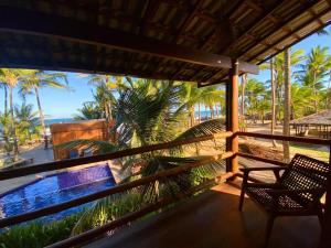 balcón con vistas al océano y a las palmeras en 105 Condo Dreamland Apts BeachFront - Taipu de Fora, en Maraú