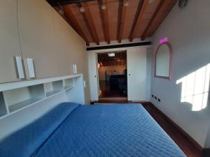 Postel nebo postele na pokoji v ubytování Appartamento sui tetti di Parma