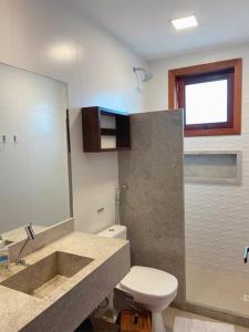uma casa de banho com um WC e um lavatório em 105 Condo Dreamland Apts BeachFront - Taipu de Fora em Marau