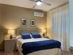 1 dormitorio con 1 cama con sábanas azules y almohadas azules en CERES Home, en Mérida