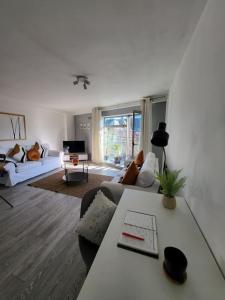 City Centre Snow Hill Apartment (Sleeps 6) في برمنغهام: غرفة معيشة مع أريكة وطاولة