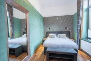 Postel nebo postele na pokoji v ubytování Hotel des Comtes Durbuy