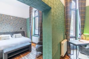 Postel nebo postele na pokoji v ubytování Hotel des Comtes Durbuy
